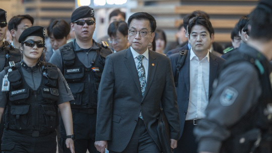 미국과의 협상 반대 시위 속 인천공항 통해 출국하는 최상목 부총리 [연합뉴스]